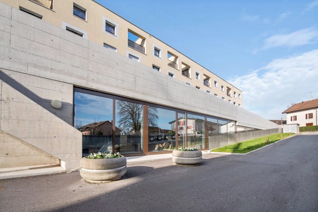Arcade de 100 m2 à Satigny Centre