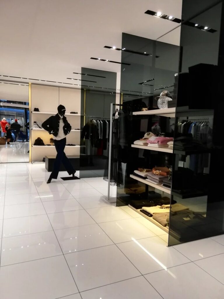 OPPORTUNITE – HYPERCENTRE – ARCADE DE 90 M2 A REMETTRE