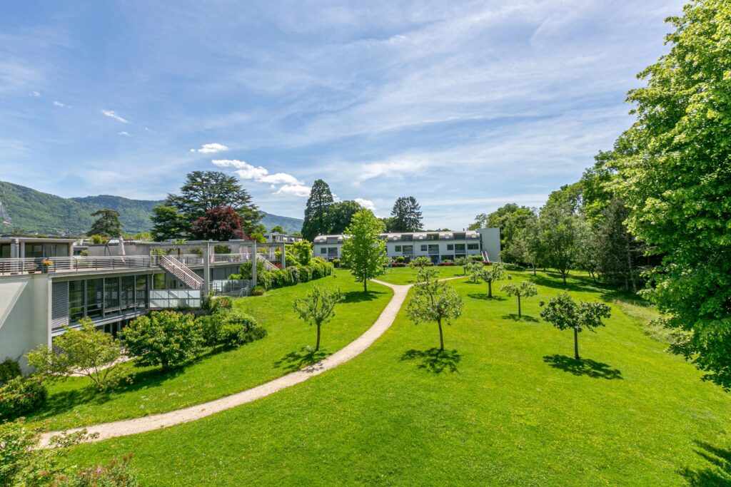 Superbe loft en attique de 340 m2 avec terrasse de 90 m2 dans un écrin de verdure