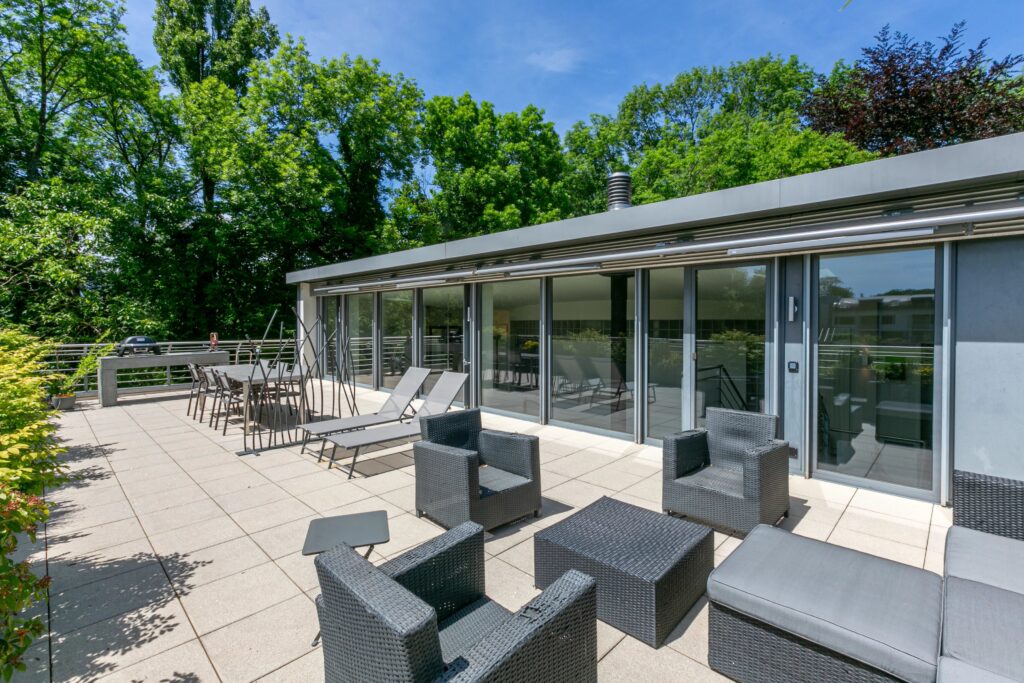 Superbe loft en attique de 340 m2 avec terrasse de 90 m2 dans un écrin de verdure
