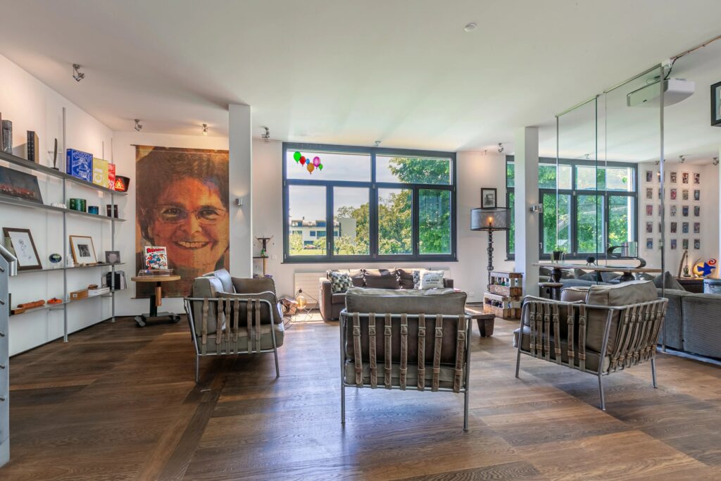 Superbe loft en attique de 340 m2 avec terrasse de 90 m2 dans un écrin de verdure