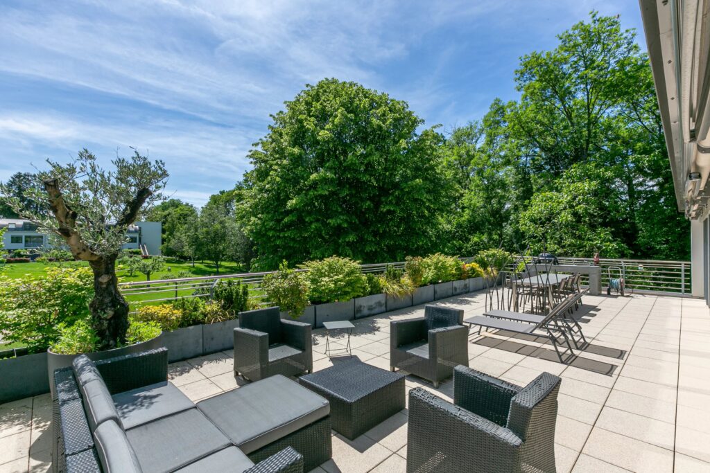 Superbe loft en attique de 340 m2 avec terrasse de 90 m2 dans un écrin de verdure