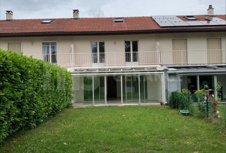 Villa mitoyenne avec jardin clôturé.