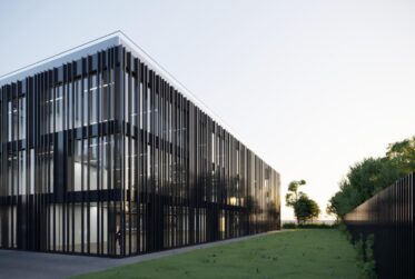 Les Avouillons: Espace d'activités de 290 m² en attique plus terrasse dans un immeuble neuf