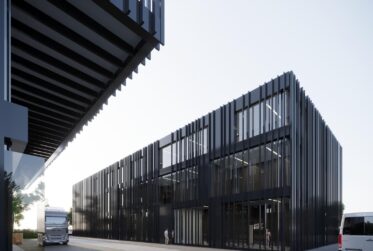 Les Avouillons: Espace d'activités de 290 m² en attique plus terrasse dans un immeuble neuf