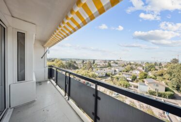 Appartement lumineux de 5 pièces avec balcon au dernier étage
