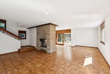 8 Rooms House, Individual house