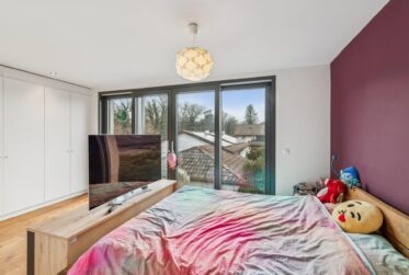 Maison contemporaine HPE avec jardin et terrasses