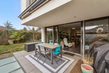 Maison contemporaine HPE avec jardin et terrasses