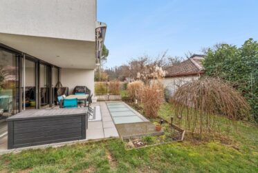 Maison contemporaine HPE avec jardin et terrasses