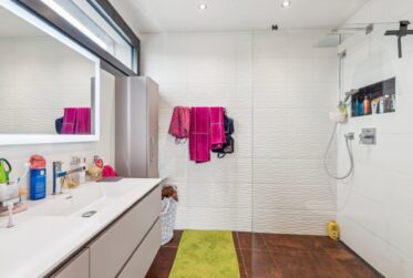 Maison contemporaine HPE avec jardin et terrasses