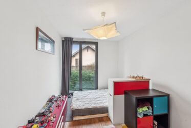 Maison contemporaine HPE avec jardin et terrasses