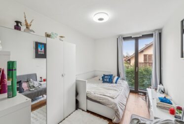 Maison contemporaine HPE avec jardin et terrasses