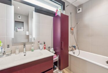 Maison contemporaine HPE avec jardin et terrasses