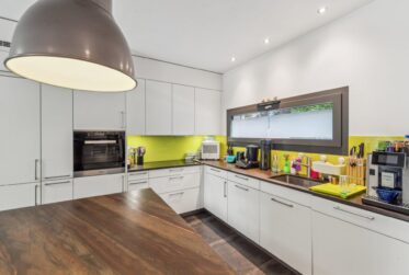 Maison contemporaine HPE avec jardin et terrasses