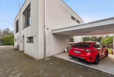 Maison contemporaine HPE avec jardin et terrasses