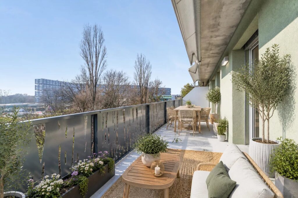 Exclusivité : attique traversant de 5 pièces avec généreuse terrasse et balcon