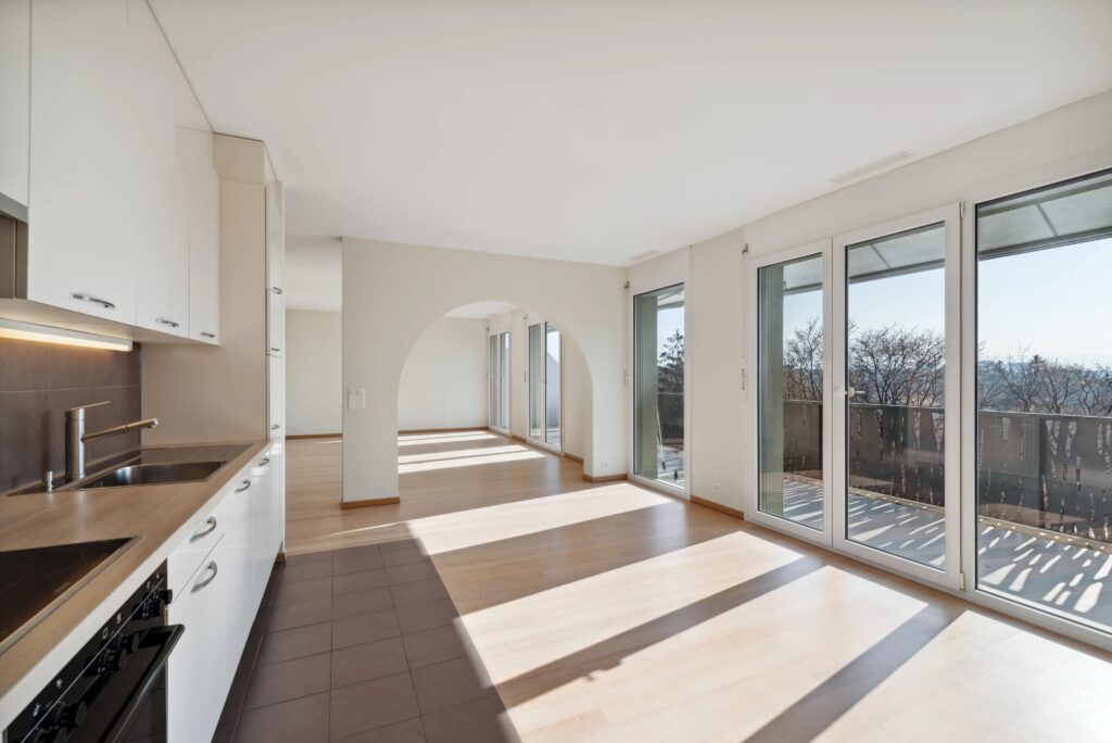 Exclusivité : attique traversant de 5 pièces avec généreuse terrasse et balcon