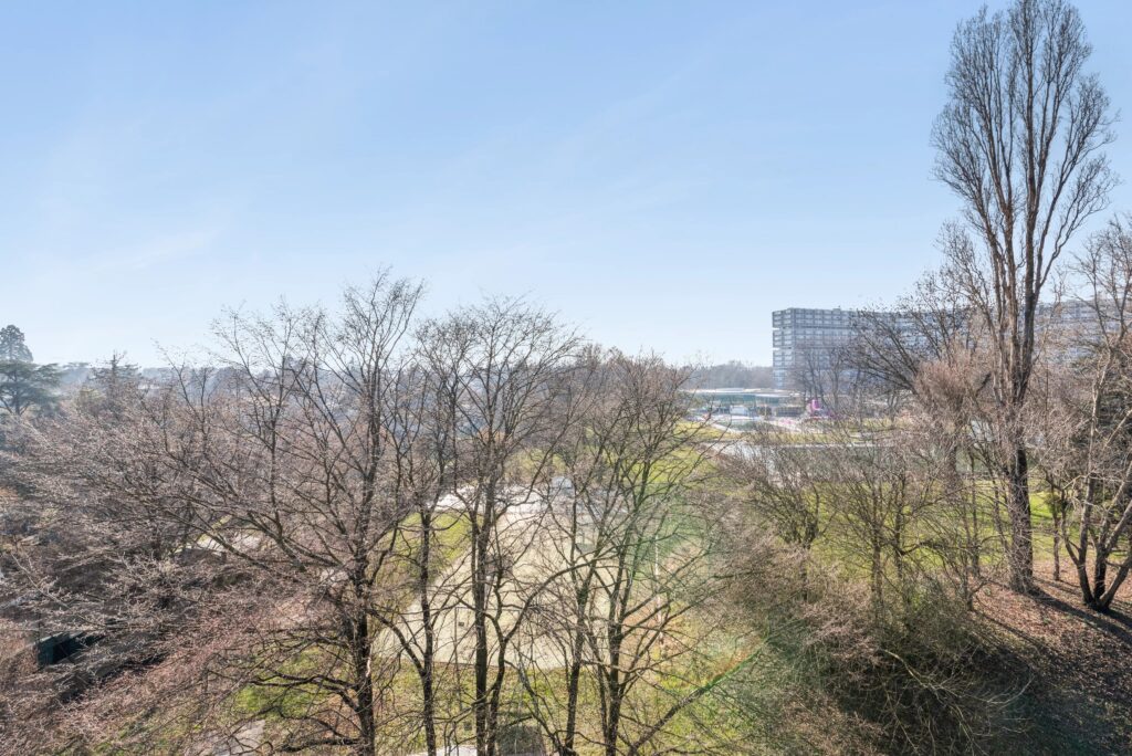 Exclusivité : attique traversant de 5 pièces avec généreuse terrasse et balcon