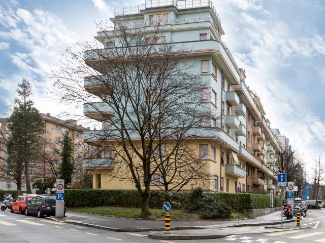 Appartement de 2 pièces et demie situé au deuxième étage d'un bel immeuble Art Déco