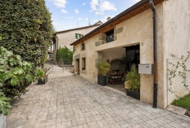 6 Rooms House, Village house