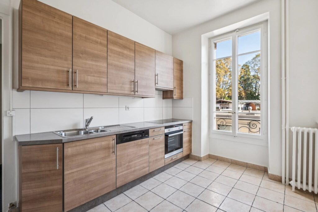 RARE ! Appartement de 5 pièces d’environ 128 m² au 2ème étage – Eaux-Vives