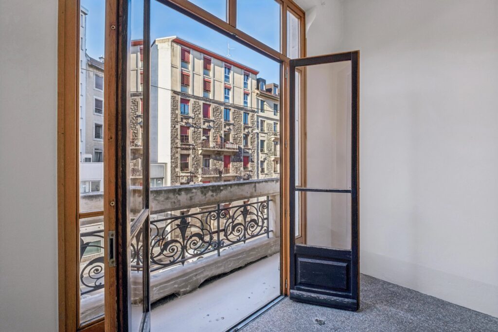 RARE ! Appartement de 5 pièces d’environ 128 m² au 2ème étage – Eaux-Vives